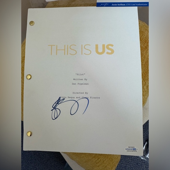 JUSTIN HARTLEY SIGNED THIS IS US PILOT EPISODE SCRIPT ACOA COA COLLECTIBLE - Picture 3 of 6